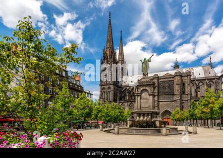 Die Kathedrale von Clermont-Ferrand Notre-Dame-de-l'Assomption, Place de La Victoire, Clermont Ferrand, Puy de Dome, Auvergne Rhone Alpes, Franc Stockfoto