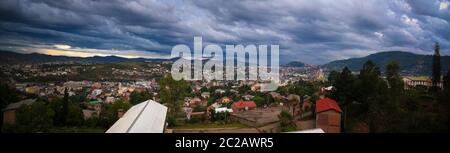 Luftpanorama zur Stadt Fianarantsoa bei Sonnenuntergang, Madagaskar Stockfoto