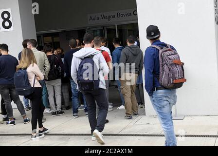 Studenten im Freien die moderne Architektur Gebäude der Universität Politecnico, in Bovisa Bezirk, in Mailand. Stockfoto