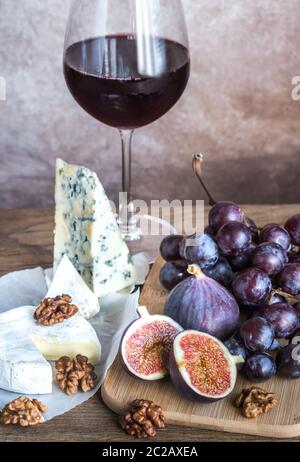 Rotwein mit Camembert, Feigen und Trauben Stockfoto