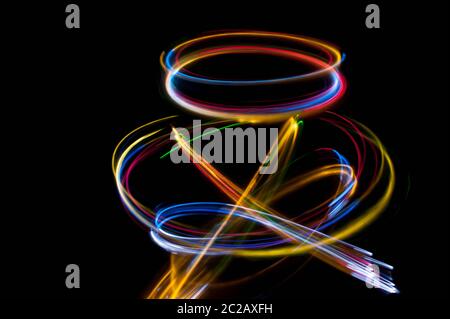Farbige Streifen von Licht in der Dunkelheit Stockfoto