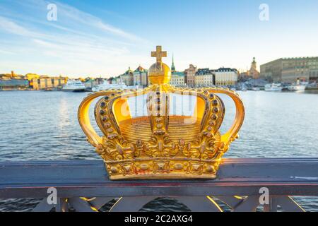 Goldene Krone auf der Skeppsholmen-Brücke in Stockholm, Schweden Stockfoto