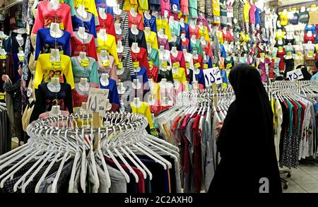 Iranische verschleierte Frauen einkaufen im Vakil Bazaar Indoor-Markt, in Shiraz. Stockfoto