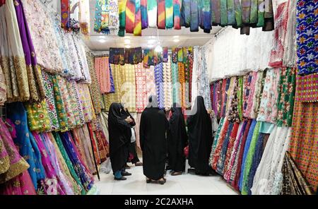 Iranische verschleierte Frauen einkaufen im Vakil Bazaar Indoor-Markt, in Shiraz. Stockfoto