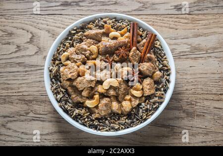 Thailändischen Massaman Curry auf dem hölzernen Hintergrund Stockfoto