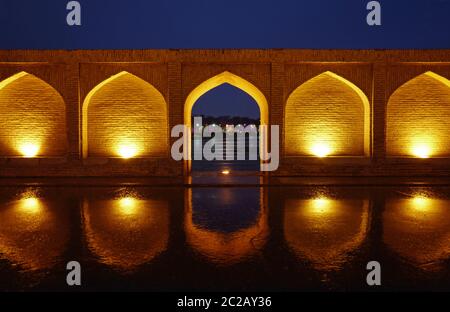 Goldene Nachtlichter auf der Khaju-Brücke, in Isfahan, Iran. Stockfoto