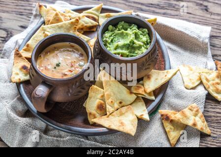 Schalen mit Guacamole und queso mit Tortilla Chips Stockfoto