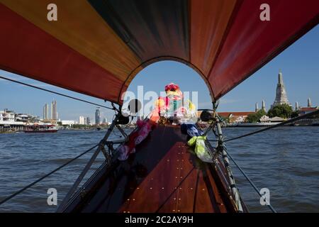 Traditionelles Taxi-Boot über den Flusskanal, in Bangkok. Stockfoto