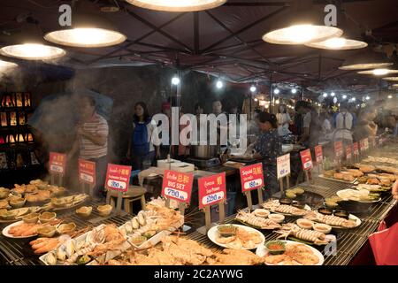 Gegrillter Fisch zum Verkauf auf dem samstagabend Markt, in Chang Mai. Stockfoto