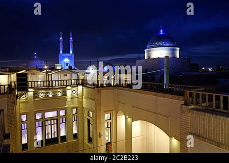 Nächtliche Stadtansicht mit der beleuchteten Jameh Moschee, in Yazd, Iran. Stockfoto