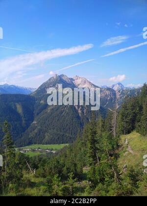 Wandern auf der Seebergspitze, einem Berg in Tirol Stockfoto