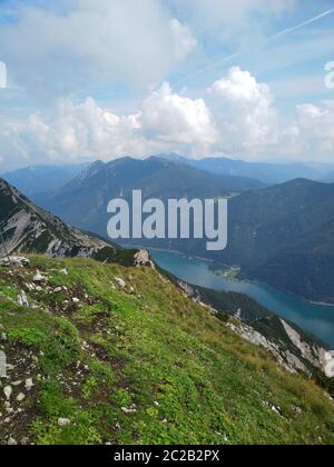 Wandern auf der Seebergspitze, einem Berg in Tirol Stockfoto