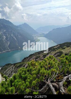 Wandern auf der Seebergspitze, einem Berg in Tirol Stockfoto