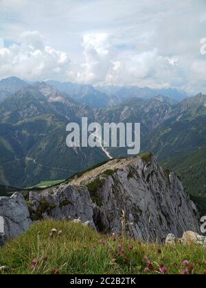 Wandern auf der Seebergspitze, einem Berg in Tirol Stockfoto