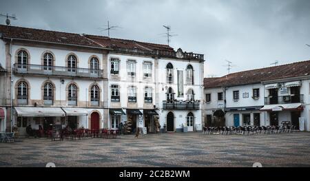 Batalha, Portugal - April 13, 2019: Blick auf das kleine touristische Zentrum mit seinen Restaurants an einem Frühlingsabend Stockfoto