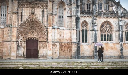 Batalha, Portugal - 13. April 2019: architektonisches Detail des Kloster Santa Maria da Vitoria als das Kloster von Batalha an einem Frühlingstag bekannt. UN Stockfoto