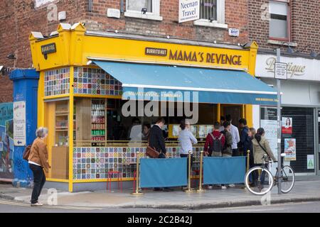 Leute, die sich auf Mama's Revenge Burrito Hut Restaurant in Dublin Irland Stockfoto