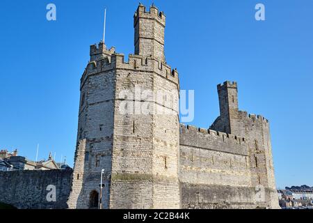 Die Caernarfon Castle im Norden von Wales an einem sonnigen Tag Stockfoto