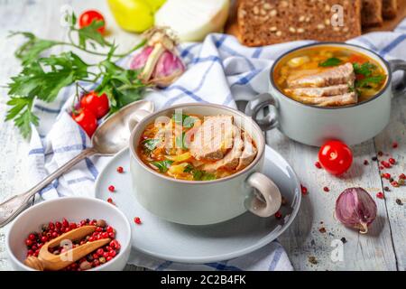 Suppe mit frischem Kohl und Fleisch in Keramik Schüssel. Stockfoto