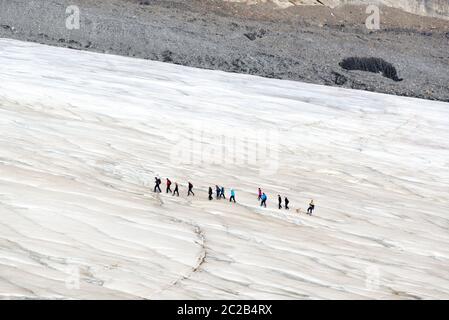 Touristenschar, die auf dem Athabasca Gletscher im Columbia Icefield, Jasper Nationalpark, Rocky Mountains, Alberta, Kanada spazieren Stockfoto