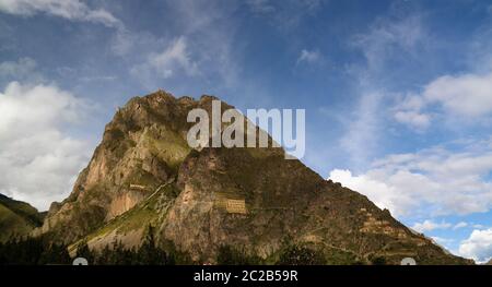 Pinkuylluna, Inka-Lagerhäuser in Ollantaytambo archäologische Stätte, Cuzco, Peru Stockfoto