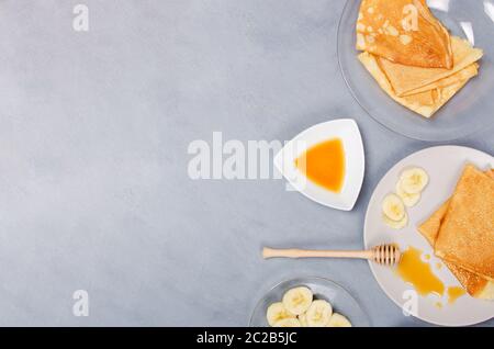 Pfannkuchen Honig zum Frühstück auf weiß grau rustikalen Tisch Stockfoto