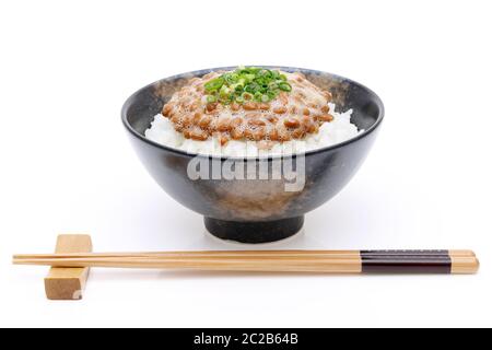 Japanisches Essen, gekochten Reis mit Natto auf weißem Hintergrund Stockfoto