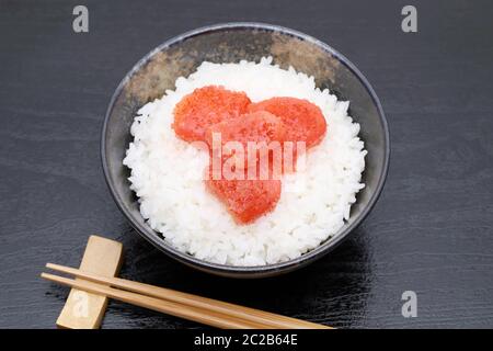 Japanisches Essen, gekochter weißer Reis mit Karashi mentaiko Stockfoto