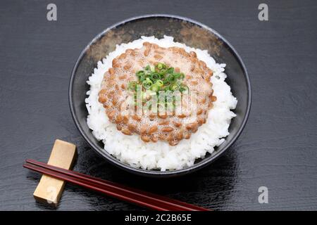 Japanisches Essen, gekochten Reis mit Natto Stockfoto