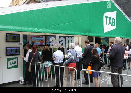 Menschen platzieren Wetten mit Tab in Martin Platz vor dem Start des Melbourne Cup – das Rennen, das eine Nation stoppt. Stockfoto