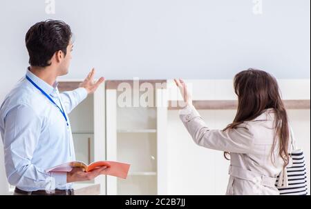 Verkäufer zu erklären, Frau Kunde im Möbelhaus Stockfoto