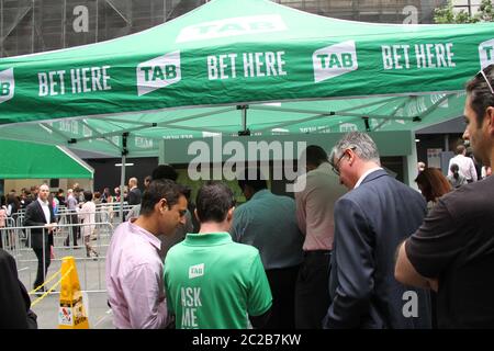 Menschen platzieren Wetten mit Tab in Martin Platz vor dem Start des Melbourne Cup – das Rennen, das eine Nation stoppt. Stockfoto