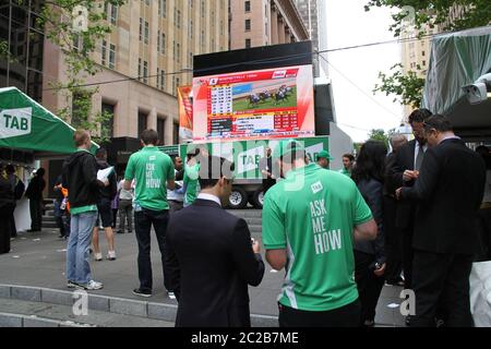 Menschen platzieren Wetten mit Tab in Martin Platz vor dem Start des Melbourne Cup – das Rennen, das eine Nation stoppt. Stockfoto