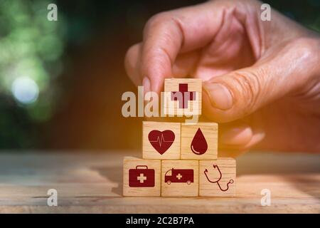 Hand, Würfel Würfel Gesundheit und medizinische Symbole mit kopieren. Gesunde und medizinische Konzept. Stockfoto