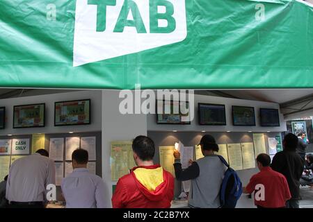 Menschen platzieren Wetten mit Tab in Martin Platz vor dem Start des Melbourne Cup – das Rennen, das eine Nation stoppt. Stockfoto