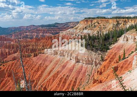 Bunte Klippen im Sommer Sonne in Cedar Breaks National Monument in Utah Stockfoto