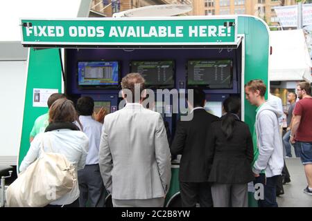 Menschen platzieren Wetten mit Tab in Martin Platz vor dem Start des Melbourne Cup – das Rennen, das eine Nation stoppt. Stockfoto