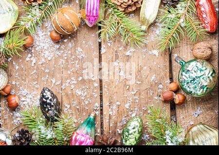 Weihnachten Hintergrund mit Tanne und Dekor. Winter Zusammensetzung auf hölzernen Hintergrund Stockfoto