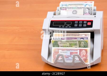 Alte bolivianische Boliviano in einer zählmaschine Stockfoto