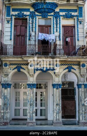 Heruntergekommenes wunderschönes Kolonialhaus am Paseo del Prado (Paseo de Marti), Havanna, Kuba Stockfoto