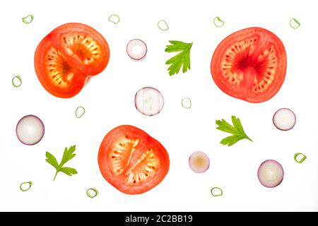 Scheiben Tomatos, rote Schalotten und Petersilienblätter als Tomaten-Salat-Zutaten. Auf einem Leuchttisch mit Hintergrundbeleuchtung. Isoliert auf weißem Hintergrund. Stockfoto