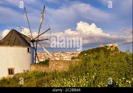 Windmühle an der Serra do Louro und dem Schloss von Palmela. Naturpark Arrabida, Palmela. Portugal Stockfoto