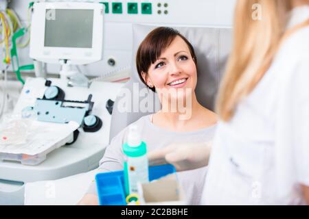 Patienten auf der Intensivstation des Krankenhauses im Gespräch mit Arzt suchen glücklich Stockfoto