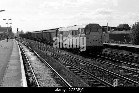 Diesel-Lokomotive der Baureihe 31 Nr. 31304, die eine Longbridge zum Cowley-Autoteilezug am Bahnhof Leamington Spa, Warwickshire, England, Großbritannien zieht. Mai 1986. Stockfoto