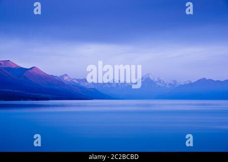 Ein Blick in die Morgenstunden über den Pukaki See in Richtung Mount Cook in Neuseeland. Stockfoto