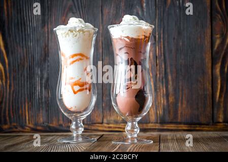 Zwei Gläser Milchshake auf dem hölzernen Hintergrund Stockfoto