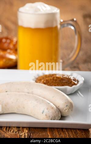 Bayerische Weißwurst auf einer Platte Stockfoto