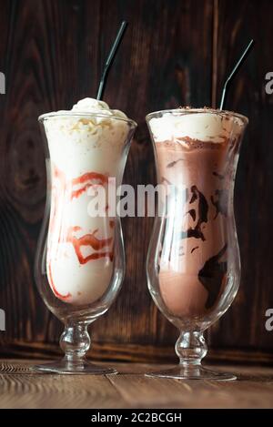Zwei Gläser Milchshake auf dem hölzernen Hintergrund Stockfoto