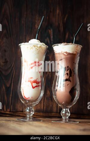 Zwei Gläser Milchshake auf dem hölzernen Hintergrund Stockfoto