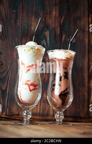 Zwei Gläser Milchshake auf dem hölzernen Hintergrund Stockfoto